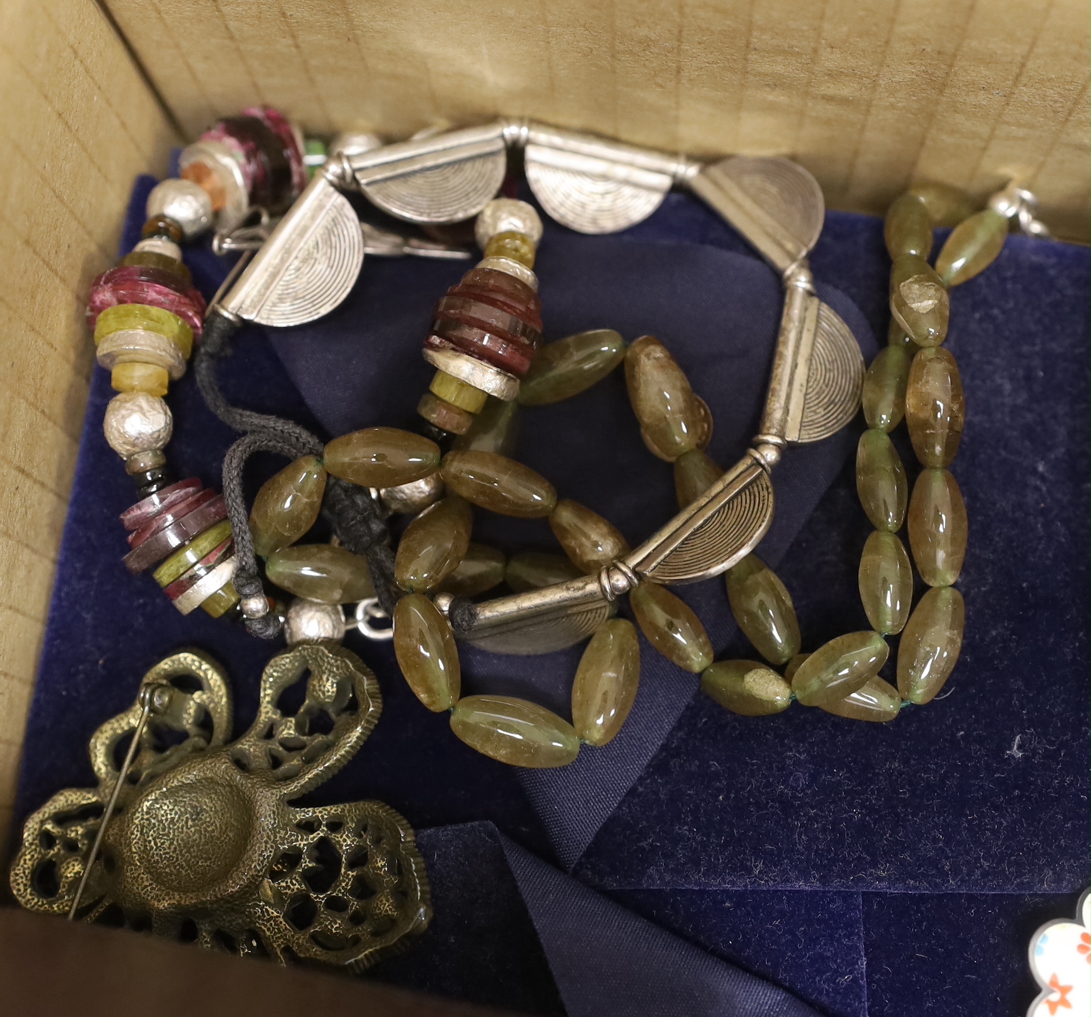 Sundry modern jewellery including moss agate necklace, earrings, necklets, earrings, etc.